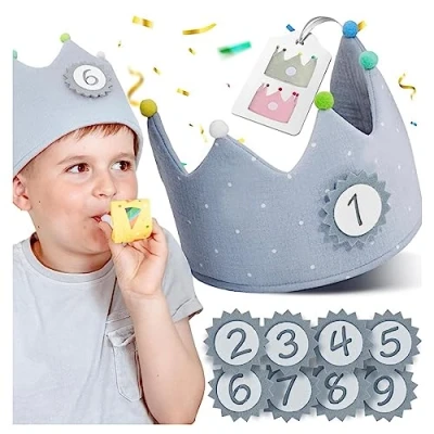 Abbildung von NeLi Geburtstagskrone Kinder Geburtstag aus Musselin mit Zahlen von 1 9 für Jungen Mädchen Stoffkrone in DREI Farben (blaugrau)