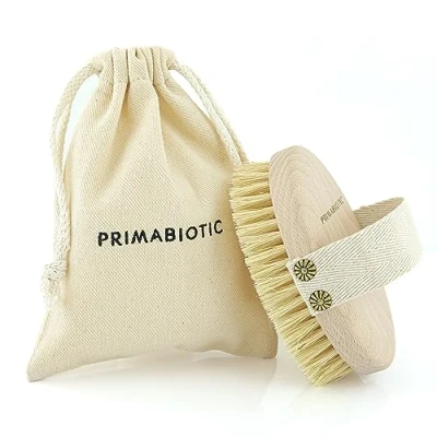 Abbildung von Primabiotic Körpermassagebürste mit Tasche Umweltfreundliches Produkt aus Europa Buchenholz &amp; Agavenfasern Ovaler Griff Baumwollband Ideal für Trockenmassage und Cellulite Reduktion