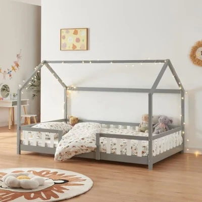 Abbildung von [en.casa] Kinderbett Sisimiut Hausbett 140 x 200 cm mit Rausfallschutz Holzbett für Kinder Bodenbett Lattenrost Kiefernholz Hellgrau/Weiß