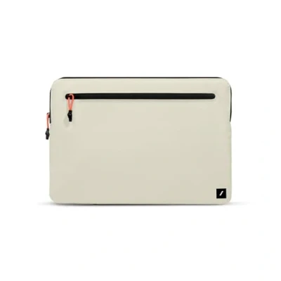 Abbildung von Native Union Ultralight Sleeve Robust, leicht, nachhaltig Hergestellt aus 100% recyceltem Ripstop Gewebe Kompatibel mit MacBook Pro 16&quot; (2019 &amp; später), 15&quot;, Air15Sandstein