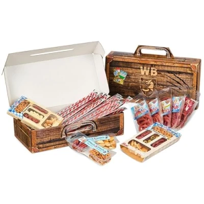 Abbildung von WURSTBARON® Wurst Geschenk Koffer mit 24 besondere Salami und Snacks Brezen, Herzen, Sterne, Pikanten vieles mehr 790 g