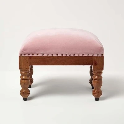 Abbildung von Homescapes Samthocker rosa 50x30 cm, rechteckiger Hocker mit Holzbeinen, Polsterhocker Baumwollsamt