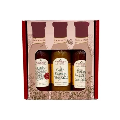Abbildung von Stonewall Kitchen Grilling &amp; Barbecue Collection, 330 ml BBQ Sauce Set Geschenkset mit Maple Chipotle, Garlic Rosemary Citrus und Hickory Brown Sugar Grillsaucen, perfekt für Grillliebhaber BBQs