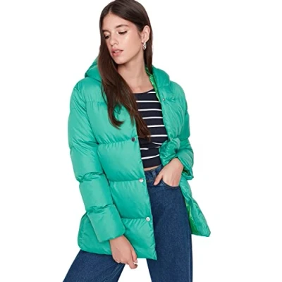 Abbildung von TRENDYOL Women&#039;s Damen Regular Puffer Plain Webstoff Winterjacke Coat, Green, S