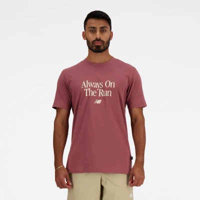 Abbildung von New Balance RUN Slogan Relaxed TEE Tshirt print, Herren, Größe: Small, Washed burgundy