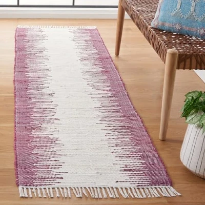 Abbildung von SAFAVIEH Modern Teppich für Wohnzimmer, Esszimmer, Schlafzimmer Montauk Collection, Kurzer Flor, Lila, 69 X 213 cm