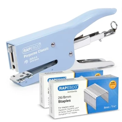 Abbildung von Rapesco 1355A Porpoise Classic Heftzange mit 10.000 Heftklammern des Typs 26/8 mm, 45 Blatt Kapazität, Hellblau