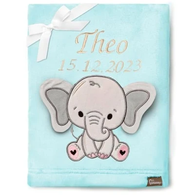 Abbildung von Be Mammy Personalisierte Babydecke mit 3D Applikation Warme Kuscheldecke Namen und Geburtsdatum; Perfektes Baby Geschenk; Blanket; Krabbeldecke BE20 280 (Puderblau Elefant)