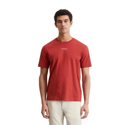 Abbildung von Marc OPolo T Shirt, ein kleines, dezentes Logo in Kontrastfarbe ziert die Brust