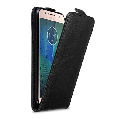 Abbildung von Cadorabo Hülle kompatibel mit Motorola Moto G5S Plus Flip Design aus Premium Kunst Leder Klappbare Stoßfeste Magnetische Cover für Tasche in Schwarz
