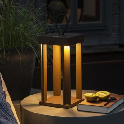 Abbildung von Konstsmide LED Laterne Cannes rostfarben Indoor/Outdoor Aluminum 2 Lichtfarben 3 Lichtmodi Akkulaufzeit bis zu 20h 7819 970, 15 cm (L)/15 (B)/42 (H)