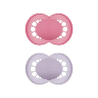 Abbildung von MAM Original Schnuller im 2er Set, zahnfreundlicher Baby aus nachhaltigen &amp; bio erneuerbaren Materialien, Sauger SkinSoft Silikon, mit Schnullerbox, 6 16 Monate, lila/pink