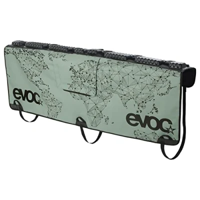 Abbildung von EVOC TAILGATE PAD CURVE Heckklappenschutz (hochwertiges Fahrradzubehör, Schnellzugriff zum Heckklappen Hebel, Befestigungshaken aus Aluminium, Größe: XL, Maße: 2 x 100 160 cm, 13,6 kg), Olive