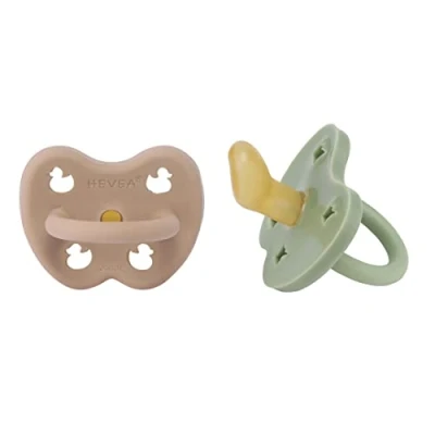 Abbildung von Hevea Schnuller 2er Pack Naturkautschuk/Tan Beige + Moss Green/kiefergerecht/Ente Krone (ab 3 Mo