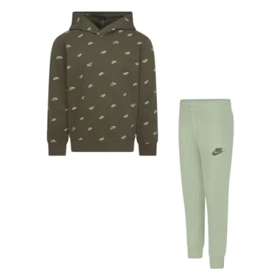 Abbildung von Nike Overall bestehend aus Sweatshirt und Hose mit Kapuze Kängurutaschen gesticktem Logo verstellbarer Taille Kordelzug elastischem