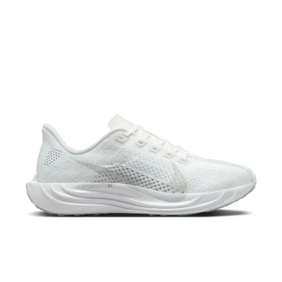 Abbildung von Nike Performance Pegasus PLUS Laufschuh Straße, Damen, Größe: 40, White/pure platinum/wolf grey Schuhe