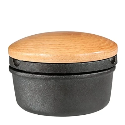 Abbildung von Zassenhaus Gewürzreibe XL Ø 11 cm, Höhe: 7 cm aus Gusseisen mit Vorratsfach dicht schließender Buchenholzdeckel extra breite Reibefläche Reibe für frische Kräuter und Gewürze, 076141