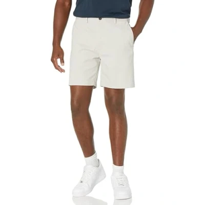 Abbildung von Amazon Essentials Herren Shorts, Klassischer Schnitt, 18 cm, Silber, 42W