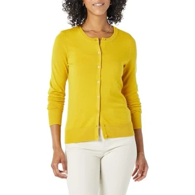 Abbildung von Amazon Essentials Damen Leichte Rundhalsstrickjacke (Erhältlich In Übergröße), Dunkelgelb, S