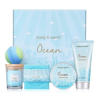 Abbildung von BODY &amp; EARTH Geschenkbox für frauen 5tlg. Ozeanduft Geschenkset mit Duftkerze, Körperbutter, Handcreme, Badebombe, Badeset Geschenk Freundin, Mama, Mädchen, weihnachtsgeschenke
