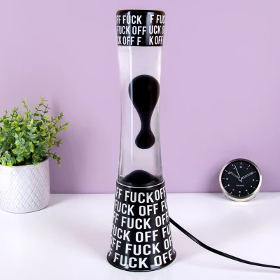 Abbildung von Fisura Lavalampe f*ck off. Schwarzer Sockel Mit Schriftzug, transparente Flüssigkeit und schwarze Lava. Entspannender Effekt. Ersatzglühbirne. 11 cm x 39,5 cm.