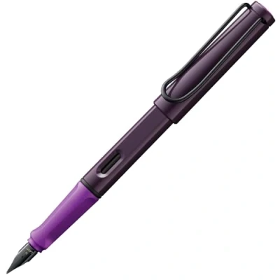 Abbildung von Lamy safari violet blackberry Füller Füllhalter mit ergonomischem Griff &amp; schwarzer Stahlfeder in Strichbreite M ASA Kunststoff inkl. Tintenpatrone T 10 blau Rechtshänder