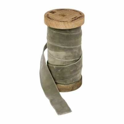 Abbildung von Loberon Samtband Andaris, einseitiger Flor, Schmuckband, Geschenkverpackung, Weihnachten, Viskose, Polyester, Mangoholz, olivgrün