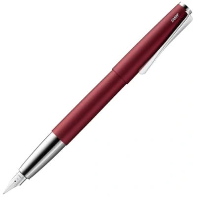 Abbildung von Lamy studio royalred Füller universeller Füllfederhalter in elegantem Gehäuse aus Ganzmetall mit propellerförmigem Clip &amp; Stahlfeder Strichbreite B inkl. Tintenpatrone T 10 blau