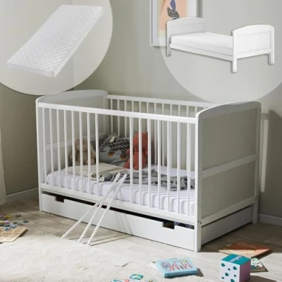 Abbildung von Babybett Kinderbett 70x140 mit Schublade und Matratze Umbaubares Gitterbett höhenverstellbar &amp; herausnehmbare Sprossen Weiss Vollholz Kiefer Made in Europe