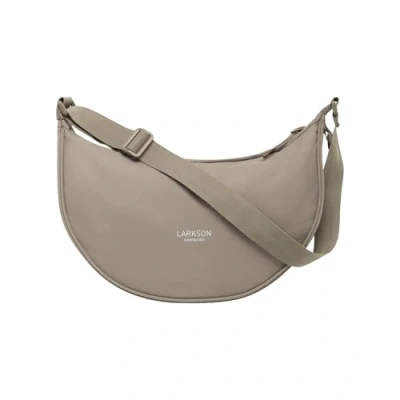 Abbildung von LARKSON Umhängetasche Solveig Medium Halbmondtasche für Damen und Herren, Stylische Crossbody Bag in Halbmond Form