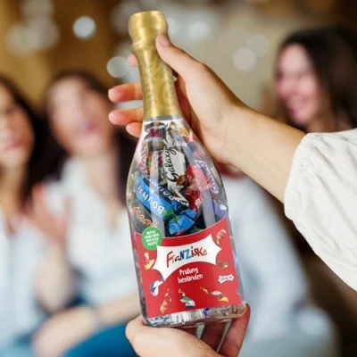Abbildung von Celebrations Personalisierte Schokolade Flasche Personalisieren Sie Ihre Milchschokolade Geschenkflasche, das perfekte Geschenk für Frauen, Männer 312 Gramm