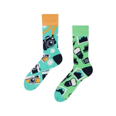 Abbildung von Dedoles Socken Unisex Damen Herren &amp; Kinder Baumwolle viele lustige Designs 1 Paar Geschenk links rechts verschieden, Farbe: Türkis, Motiv: Fotograf Instagram Influencer, Gr. 43 46