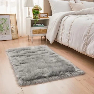 Abbildung von YIHAIC Faux Lammfell Schaffell Teppich Kunstfell in Super weich Lammfellimitat Imitat Fellteppich für Schlafzimmer Boden Wohnzimmer Home Decorator Bettvorleger Sofa Matte (Grau, 60 x 90 cm)