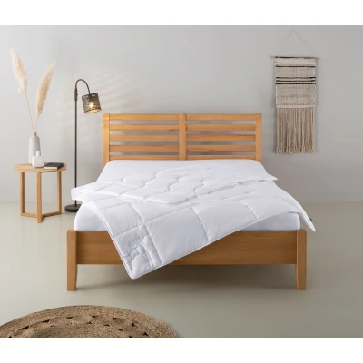 Abbildung von Älgdröm Microfaserbettdecke &quot;Tylösand Bettdecke 135x200 cm, 155x220 cm und weiteren Größen&quot;, leicht, Füllung Polyester, Bezug Microfaser, (1 St.), Bettdecken, Sommer, Winter, 4 Jahreszeiten, Decke
