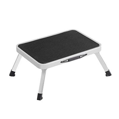 Abbildung von SONGMICS Trittleiter Tritthocker (Klapptritt, einstufige Leiter aus Stahl, rutschfeste Trittfläche), bis zu 150 kg belastbar, Größe ausgeklappt 32 x 44 17,5 cm, weiß