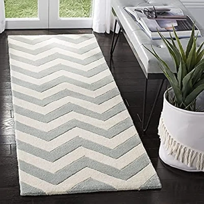 Abbildung von SAFAVIEH Zeitgenössische Teppich für Wohnzimmer, Esszimmer, Schlafzimmer Chatham Collection, Kurzer Flor, Grau und Elfenbein, 69 X 213 cm