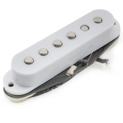 Abbildung von Musiclily Pro ST 50S Staggered Alnico 5 Single Coil Tonabnehmer Neck Pickup 5,6K für Strat Style E Gitarre, Weiß
