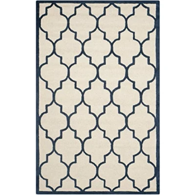 Abbildung von SAFAVIEH Geometrisch Teppich für Wohnzimmer, Esszimmer, Schlafzimmer Cambridge Collection, Kurzer Flor, Elfenbein und Marineblau, 122 X 183 cm