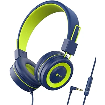 Abbildung von iClever Kopfhörer Kinder, für Verstellbares Stirnband, Stereo Sound, Faltbare, entwirrte Drähte, 3,5 mm Aux Jack, 85/94 dB Volume Limited, KinderKopfhörer auf Ohr