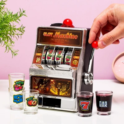 Abbildung von Spielautomaten Trinkspiel mit Schnapsgläsern