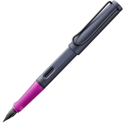 Abbildung von Lamy safari pink cliff Füller Füllhalter mit ergonomischem Griff &amp; polierter Stahlfeder in Strichbreite EF robuster ASA Kunststoff inkl. Tintenpatrone T 10 blau Rechtshänder