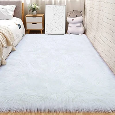 Abbildung von HEQUN Faux Lammfell Schaffell Teppich Kunstfell Dekofell Lammfellimitat Longhair Fell Nachahmung Wolle Bettvorleger Sofa Matte (75 x120cm, Weiß)