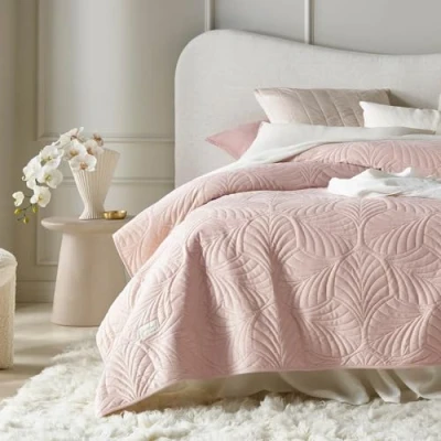 Abbildung von ROOM99 Feel Elegante Tagesdecke in Puderrosa 170 x 210 cm Vielseitige Wohndecke Bettüberwurf oder Sofaüberwurf Überwurfdecke für Bett und Sofa Steppdecke Stil Ideal als Bedspread Velvet Samt