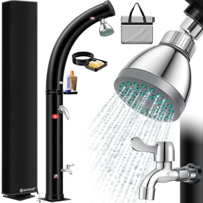 Abbildung von KESSER® Solar Gartendusche Solardusche Bogen mit Metall Duschablage Schutzhaube &amp; Tasche 20 Liter warmes Wasser max. 60C Pooldusche Camping Regenduschkopf Wasserhahn Gartenschlauch Anschluss