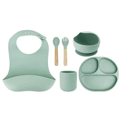 Abbildung von MoMi Kindergeschirr mit Essbesteck AMI, 6 teiliges Set: Lätzchen, Löffel, Gabel, Teller, Schüssel 360 ml, Becher 180 aus Silikon, spülmaschinenfest und mikrowellengeeignet