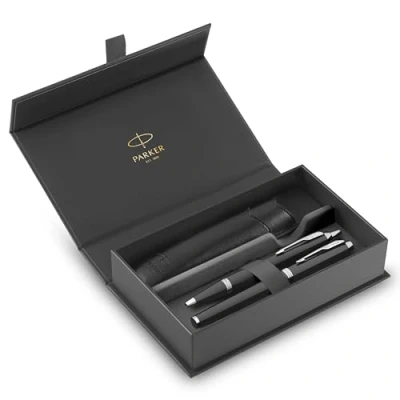 Abbildung von PARKER IM Duo Stift Geschenkset, Füllfederhalter, Kugelschreiber und Stiftetui, schwarze Lackierung mit Chromzierteilen, mittlere Spitze, blaue Tintenminen, perfektes Geschenk zum Schulabschluss