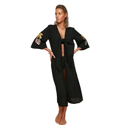 Abbildung von TRENDYOL Damen Detaillierte Stickerei Kimono &amp; Kaftan Mantel, Schwarz, 42