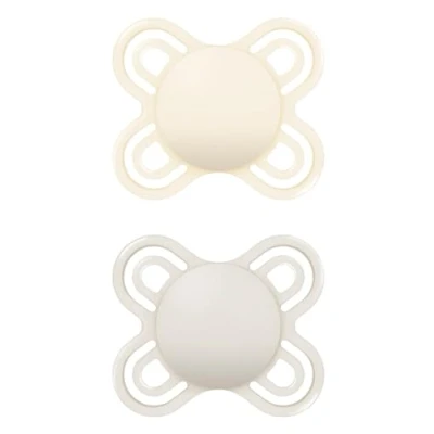 Abbildung von MAM Perfect Start S188 — Ultraweicher SkinSoftTM Silikonschnuller, extra dünn und flexibel, für Babys von 0 bis 2 Monaten, neutral (2 Stück), mit selbststerilisierbarer Box, Design kann variieren