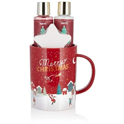 Abbildung von BRUBAKER Hautreinigungs Set Dusch und Badeset mit Winter Beeren Duft, 4 tlg., Weihnachten Geschenkset in großer Weihnachtstasse für Frauen, Damen Beauty Pflegeset, Wellness Set, Rot