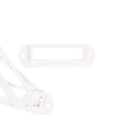 Abbildung von Craftelier Set mit 4 Etikettenhaltern aus Metall zum Dekorieren Ihrer Scrapbooking Projekte und Beschriften von Alben, Planern, Notizbüchern oder Organisationsboxen Größe ca. 7 x 2 cm Weiß